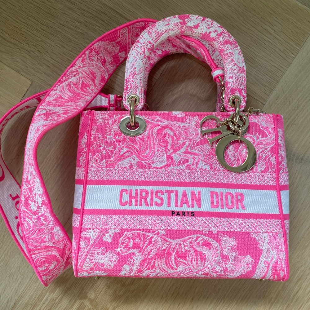 MEDIUM LADY D-LITE BAG
Pink Toile de Jouy Reverse Embroidery